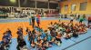 bambini seduti su campo da pallavolo