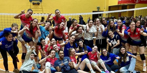 festeggiamenti delle atlete del Volley Academy Valtellina e Valchiavenna, vincitrici del campionato U18 F 2025/2026 del Ct Fipav Sondrio