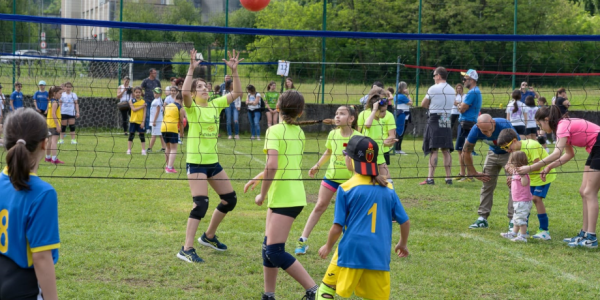 bambini che giocano a pallavolo