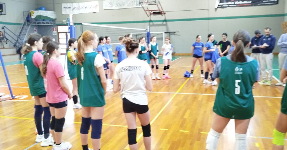 ragazze riunite post partita di pallavolo
