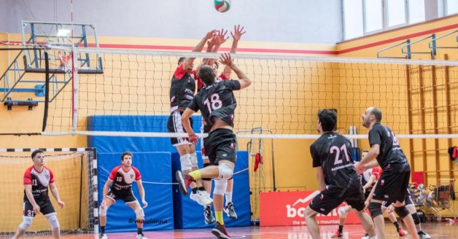 ragazzi che giocano a pallavolo