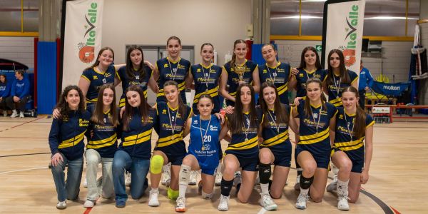 squadra vincitrice Under 16 F Pallavolo Altavalle in posa con medaglie e coppa