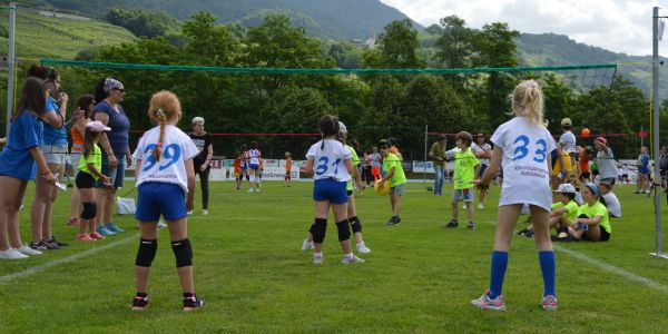 bambine di spalle che giocano a pallavolo outdoor