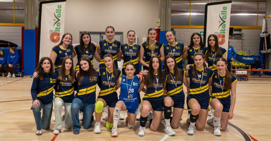 squadra vincitrice Under 16 F Pallavolo Altavalle in posa con medaglie e coppa