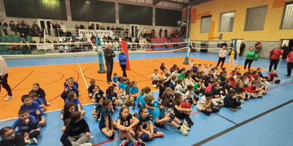 bambini seduti su campo da pallavolo