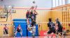 ragazzi che giocano a pallavolo