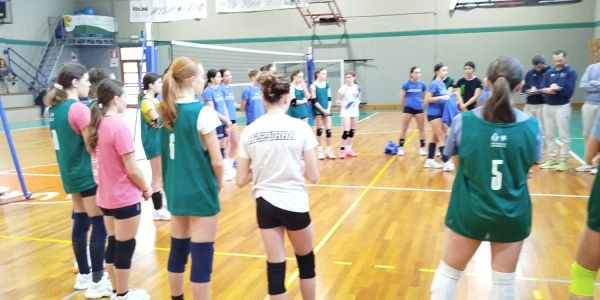 ragazze riunite post partita di pallavolo