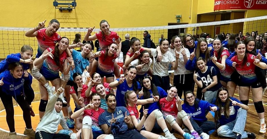 festeggiamenti delle atlete del Volley Academy Valtellina e Valchiavenna, vincitrici del campionato U18 F 2025/2026 del Ct Fipav Sondrio