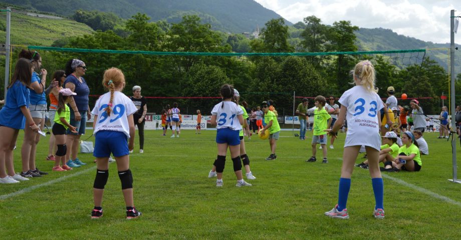 bambine di spalle che giocano a pallavolo outdoor