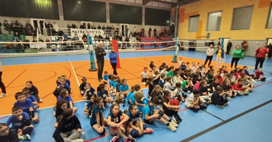 bambini seduti su campo da pallavolo